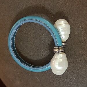 GREEN LEATHER & PEARL TONOBI BRACELET